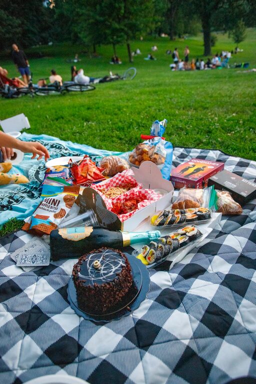 How to Plan a Simple Picnic at a Local Park